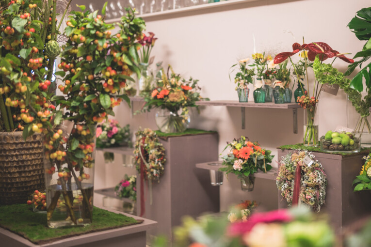 Die verschiedenen Schnittblumen in warmen Farbtönen