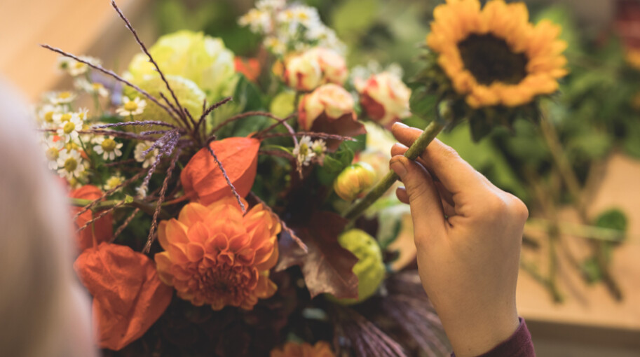 Detailaufnahme von einem herbstlichen bunten Blumenstrauß.