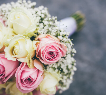 Nahaufnahme eines geschmackvollen Brautstraußes mit rosa und weißen Rosen