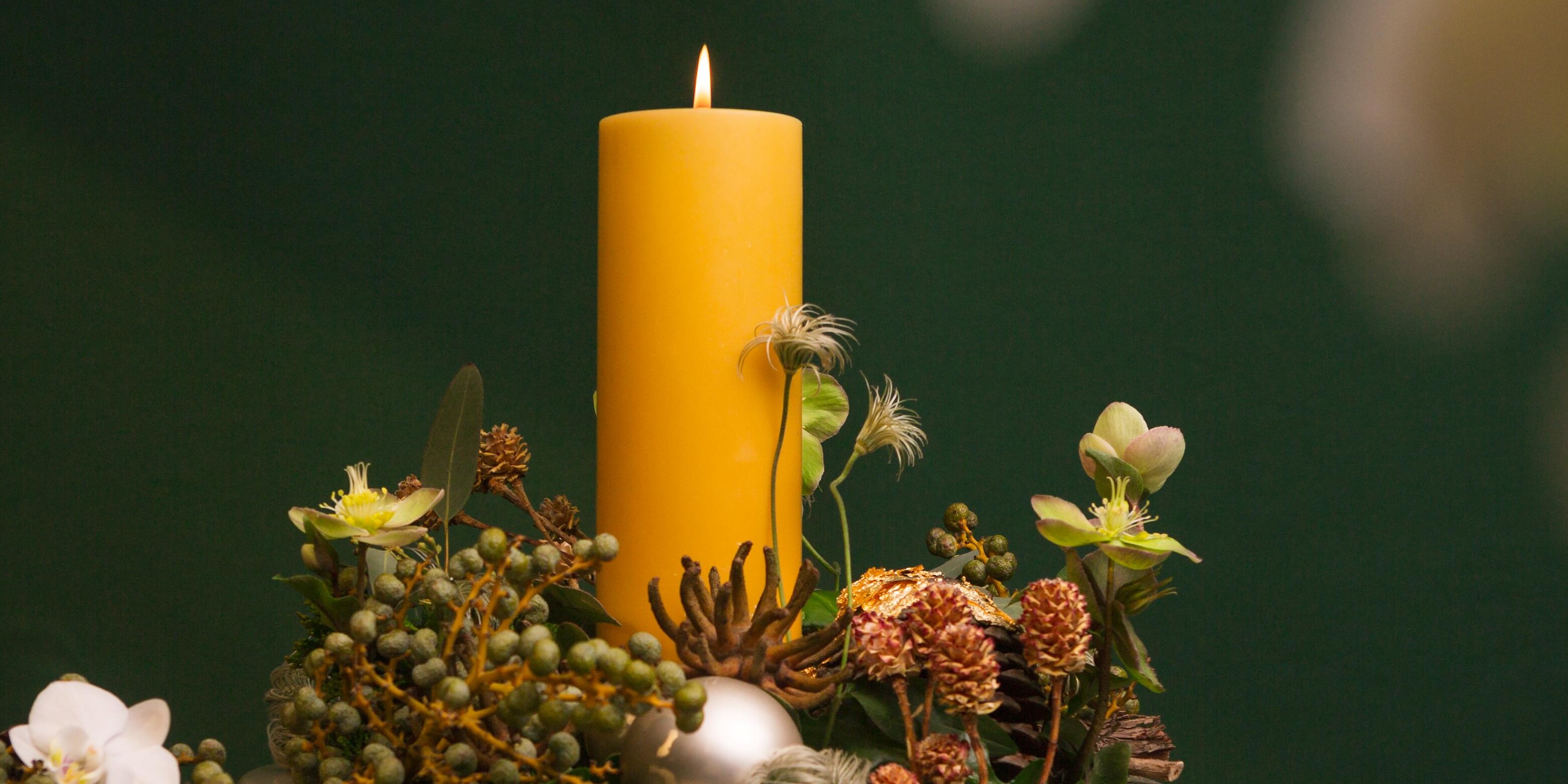 honigfarbene Kerze in Deko, Vase adventlich mit Vogel