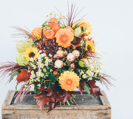 Ein prachtvoller Blumenstrauß mit verschiedenen Blumen in warmen Gelb- und Orangetönen