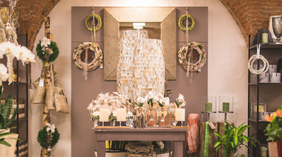 Die auf den Tischen im Blumengeschäft Fuchsberger ausgestellten Pflanzen und Dekorationen