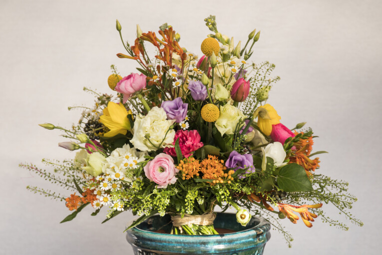 Ein imposanter Blumenstrauß aus unzähligen verschiedenen Blumen, der liebevoll gebunden wurde