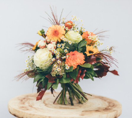 Ein wunderschöner Strauß aus verschiedenen weißen, gelben, roten und orangen Blumen