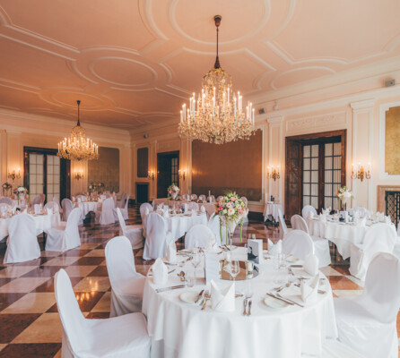 Ein festlich dekorierter Hochzeitssaal mit den liebevoll zusammengestellten Blumenarrangements vom Blumengeschäft Fuchsberger