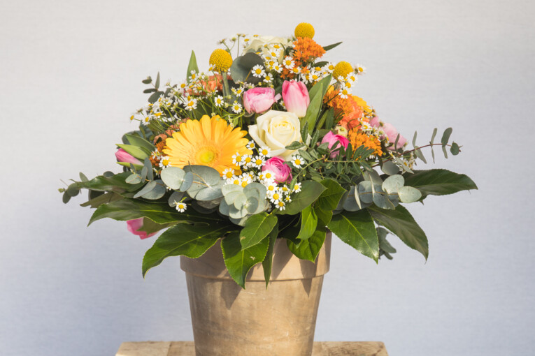 Ein liebevoll zusammengestellte, bunter Blumenstrauß aus vielen verschiedenen Blumen und Zweigen